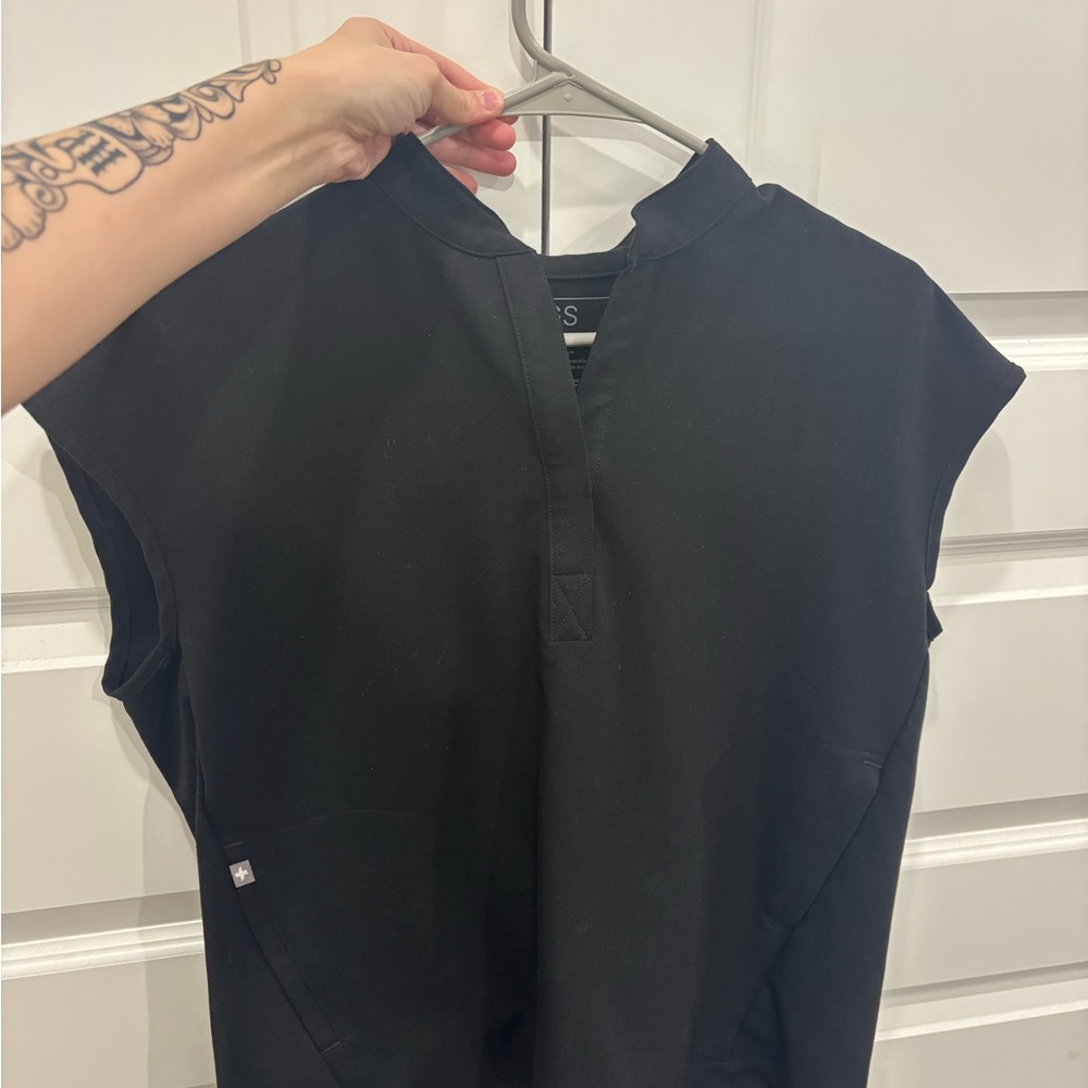 Figs XS Rafaela scrub top in black